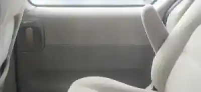 Véhicule à la ferraille kia carnival ii j3 de l'année 2001 alimenté 