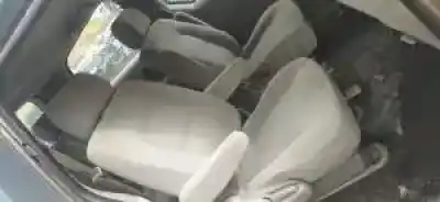 Véhicule à la ferraille kia carnival ii j3 de l'année 2001 alimenté 