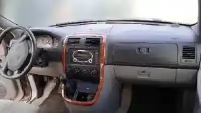 Véhicule à la ferraille kia carnival ii j3 de l'année 2001 alimenté 