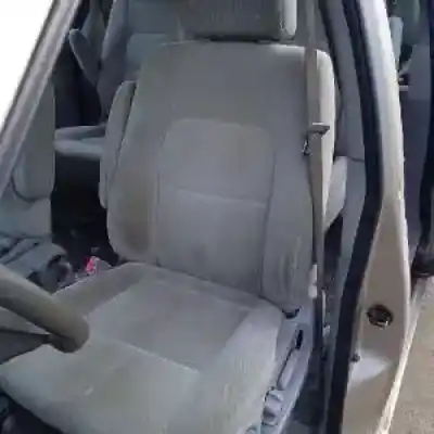 Véhicule à la ferraille kia carnival ii j3 de l'année 2001 alimenté 