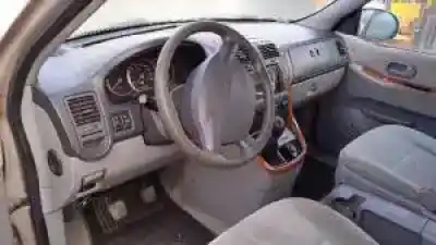 Véhicule à la ferraille kia carnival ii j3 de l'année 2001 alimenté 