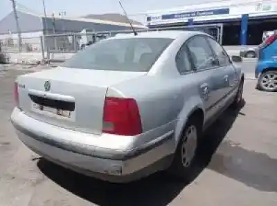 Véhicule à la ferraille volkswagen passat berlina (3b2) ahl de l'année 1996 alimenté 