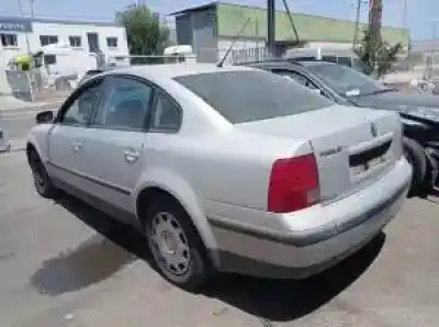 Véhicule à la ferraille volkswagen passat berlina (3b2) ahl de l'année 1996 alimenté 
