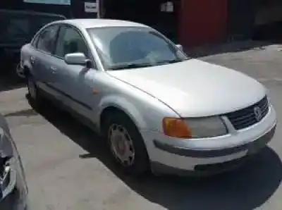Véhicule à la ferraille volkswagen passat berlina (3b2) ahl de l'année 1996 alimenté 