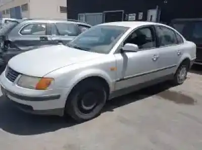 Véhicule à la ferraille volkswagen passat berlina (3b2) ahl de l'année 1996 alimenté 