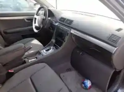 Veículo de Sucata audi a4 berlina (8e) ake do ano 2000 alimentado 