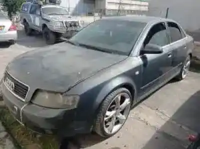 Veículo de Sucata audi a4 berlina (8e) ake do ano 2000 alimentado 