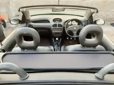 Veicolo di demolizione peugeot 206 cc rfn dell'anno 2000 alimentato 