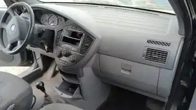 Veicolo di demolizione kia carens (fj) d4ea dell'anno 2002 alimentato 