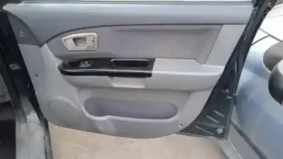 Veicolo di demolizione kia carens (fj) d4ea dell'anno 2002 alimentato 