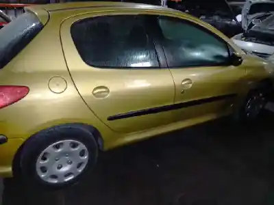 Véhicule à la ferraille peugeot                                            206 berlina                                                                                                                                                                                                                                                xr                                                                                                                                                                                                                                                         de l'année 2004 alimenté 