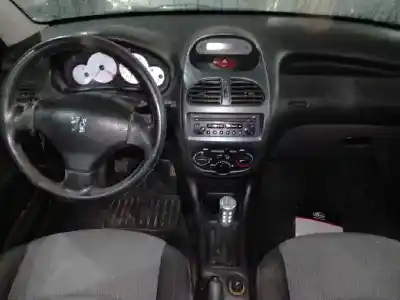 Véhicule à la ferraille peugeot                                            206 berlina                                                                                                                                                                                                                                                xr                                                                                                                                                                                                                                                         de l'année 2004 alimenté 