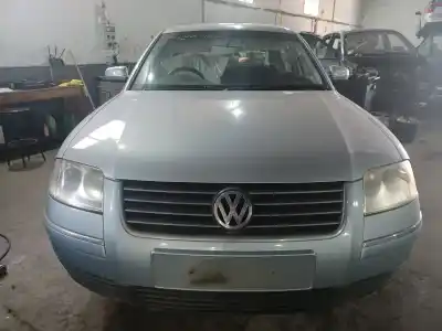 Vehículo de desguace VOLKSWAGEN PASSAT BERLINA (3B3) Comfortline del año 2003 con motor AWX