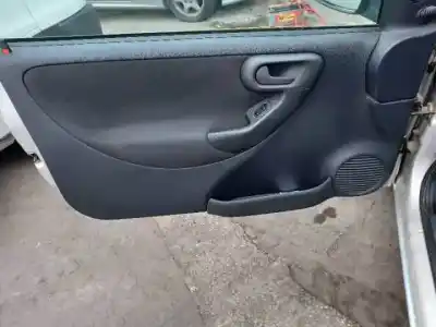 Здавання транспортного засобу opel corsa c z10xep року 2003 потужний 