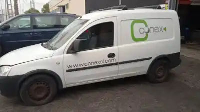 Veículo de Sucata opel combo y13dt do ano 2004 alimentado 