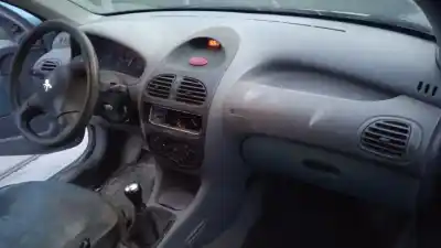 Véhicule à la ferraille peugeot                                            206 berlina                                                                                                                                                                                                                                                xr                                                                                                                                                                                                                                                         de l'année 2000 alimenté kfw