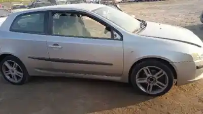 Veículo de Sucata fiat stilo (192) 192a1000 do ano 2001 alimentado 