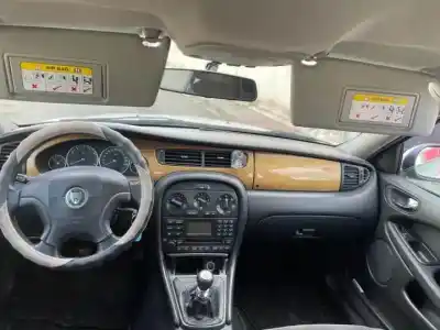 Здавання транспортного засобу jaguar x-type i (x400) 2.5 v6 a las 4 ruedas року 2001 потужний 