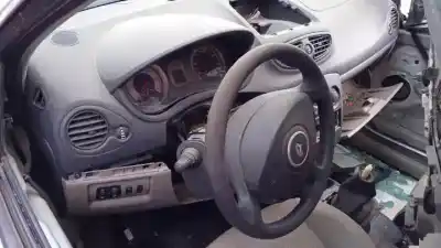 Veículo de Sucata renault clio iii 1.5 dci diesel cat (k9k-830) do ano 2010 alimentado 