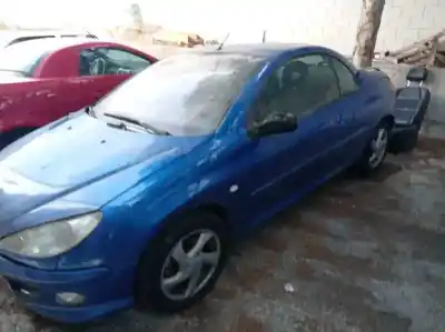 Veicolo di demolizione peugeot 206 cc cc dell'anno 2003 alimentato nfu