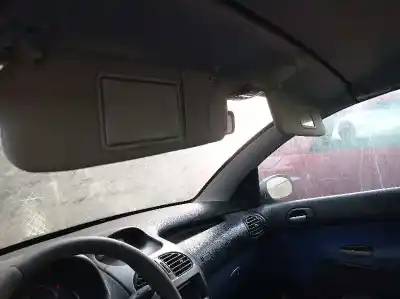 Veicolo di demolizione peugeot 206 cc cc dell'anno 2003 alimentato nfu