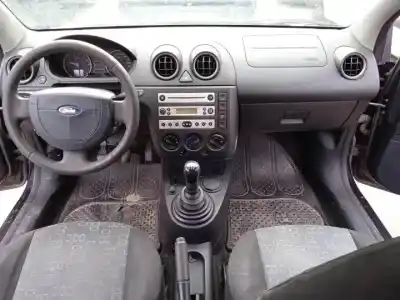 Veicolo di demolizione ford fiesta (cbk) a9jb dell'anno 2001 alimentato 