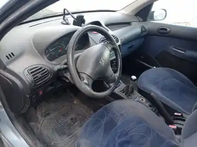 Véhicule à la ferraille peugeot                                            206 berlina                                                                                                                                                                                                                                                xt                                                                                                                                                                                                                                                         de l'année 2001 alimenté rhy