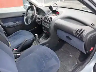 Véhicule à la ferraille peugeot                                            206 berlina                                                                                                                                                                                                                                                xt                                                                                                                                                                                                                                                         de l'année 2001 alimenté rhy