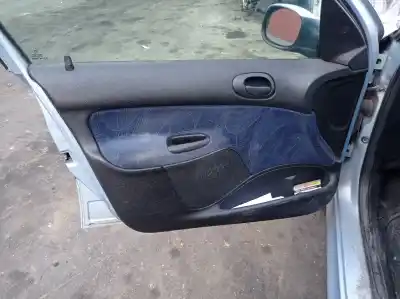 Véhicule à la ferraille peugeot                                            206 berlina                                                                                                                                                                                                                                                xt                                                                                                                                                                                                                                                         de l'année 2001 alimenté rhy