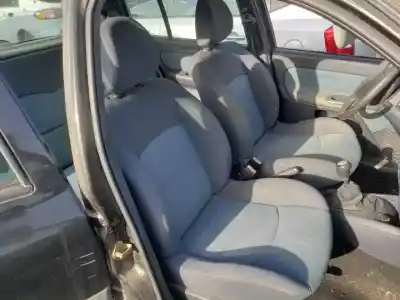 Здавання транспортного засобу renault clio ii fase ii (b/cb0) d4f722 року 2001 потужний 