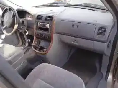 Veículo de Sucata kia carnival ii j3 do ano 2001 alimentado 