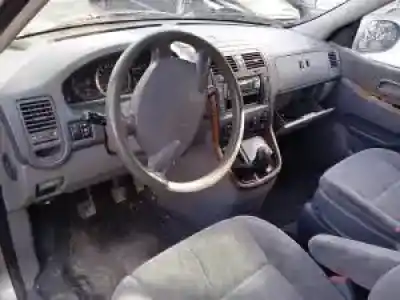 Veículo de Sucata kia carnival ii j3 do ano 2001 alimentado 