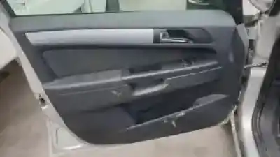 Veicolo di demolizione opel zafira b d-z19dt dell'anno 2005 alimentato 