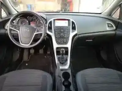 Veicolo di demolizione opel astra j lim. b16dtl dell'anno 2014 alimentato 