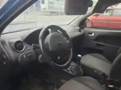 Veicolo di demolizione ford fiesta (cbk) g/fxjb dell'anno 2001 alimentato 