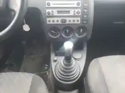 Veicolo di demolizione ford fiesta (cbk) g/fxjb dell'anno 2001 alimentato 