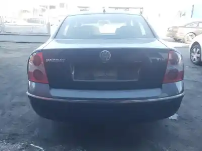 Vehículo de desguace volkswagen passat berlina (3b3) highline del año 2003 con motor avf