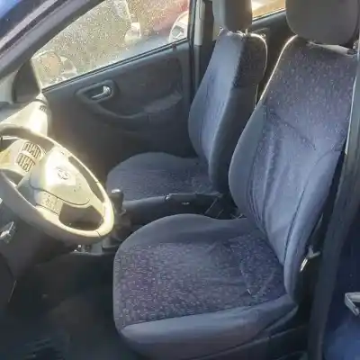 Здавання транспортного засобу opel corsa c z14xe року 2000 потужний 