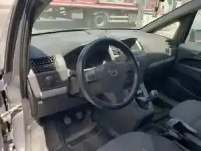 Veicolo di demolizione opel zafira b d-z19dt dell'anno 2005 alimentato 