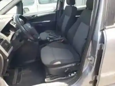 Veicolo di demolizione opel zafira b d-z19dt dell'anno 2005 alimentato 