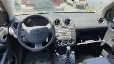 Veicolo di demolizione ford fiesta (cbk) g/fxjb dell'anno 2001 alimentato 