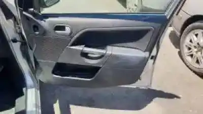 Veicolo di demolizione ford fiesta (cbk) g/fxjb dell'anno 2001 alimentato 