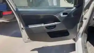 Veicolo di demolizione ford fiesta (cbk) g/fxjb dell'anno 2001 alimentato 