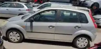 Veicolo di demolizione ford fiesta (cbk) g/fxjb dell'anno 2001 alimentato 