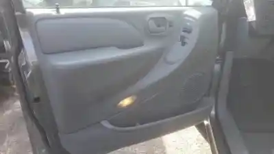 Здавання транспортного засобу chrysler voyager (rg) vm28c року 2004 потужний 