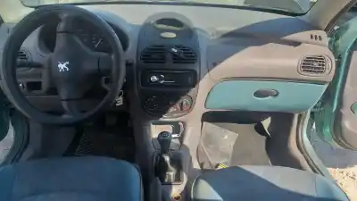 Véhicule à la ferraille peugeot                                            206 berlina                                                                                                                                                                                                                                                xt                                                                                                                                                                                                                                                         de l'année 2001 alimenté kfx