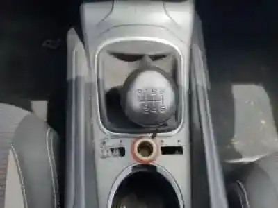 Scrapping Vehicle toyota avensis (t27) 2zr of the year 2015 powered 