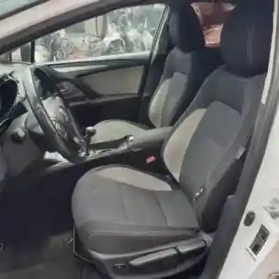 Scrapping Vehicle toyota avensis (t27) 2zr of the year 2015 powered 