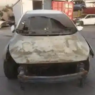 Veicolo di demolizione kia cee´d (jd) g3lc dell'anno 2015 alimentato 