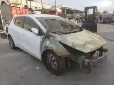 Veicolo di demolizione kia cee´d (jd) g3lc dell'anno 2015 alimentato 